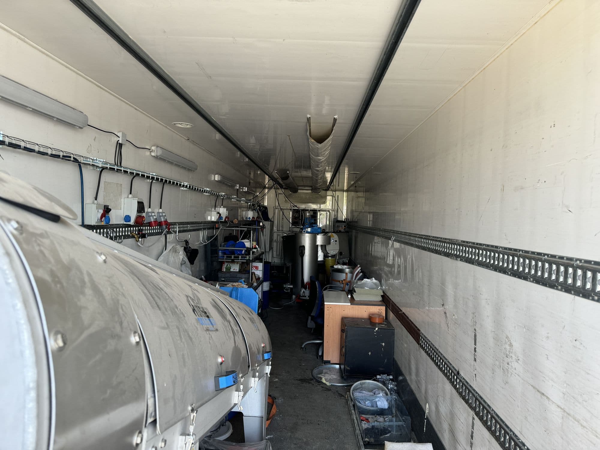 Interiér nádrže a technologie určené pro úpravu kapalných odpadů a čištění odpadních vod