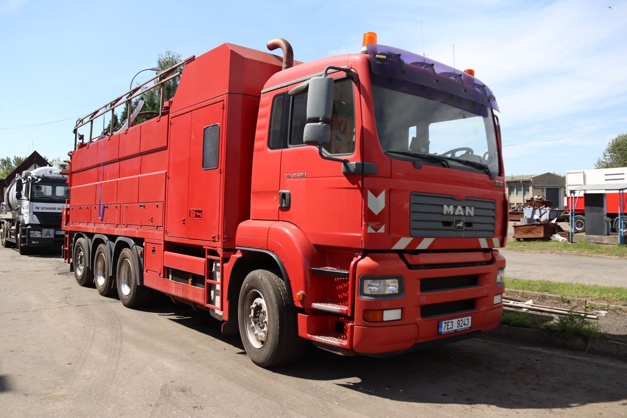 Nákladní vůz MAN TGA Fat Master v černo-žluté barvě určený pro speciální průmyslové nasazení