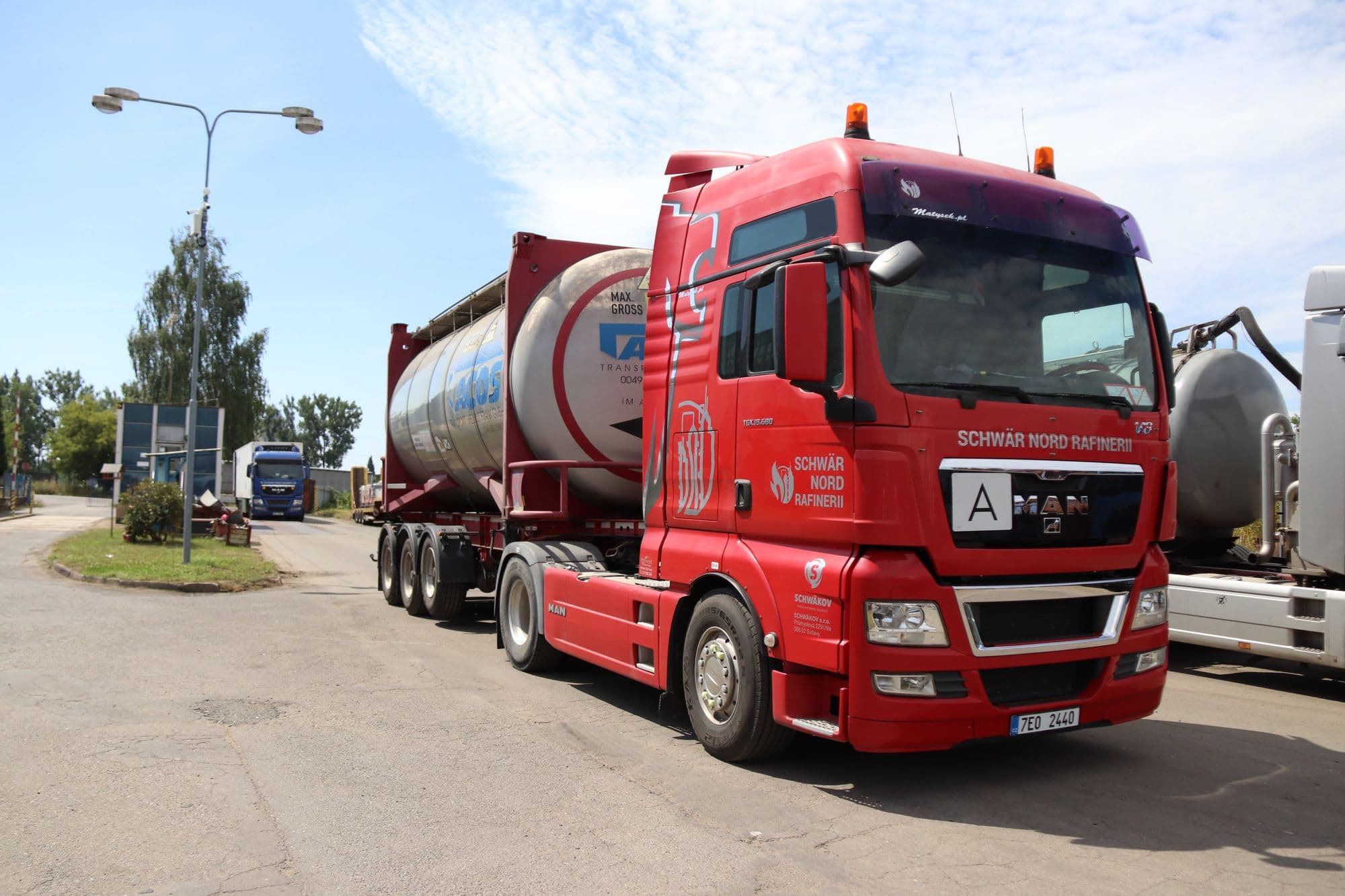 Červený tahač MAN TGX 680 s cisternovou soupravou vybavenou čerpadlem