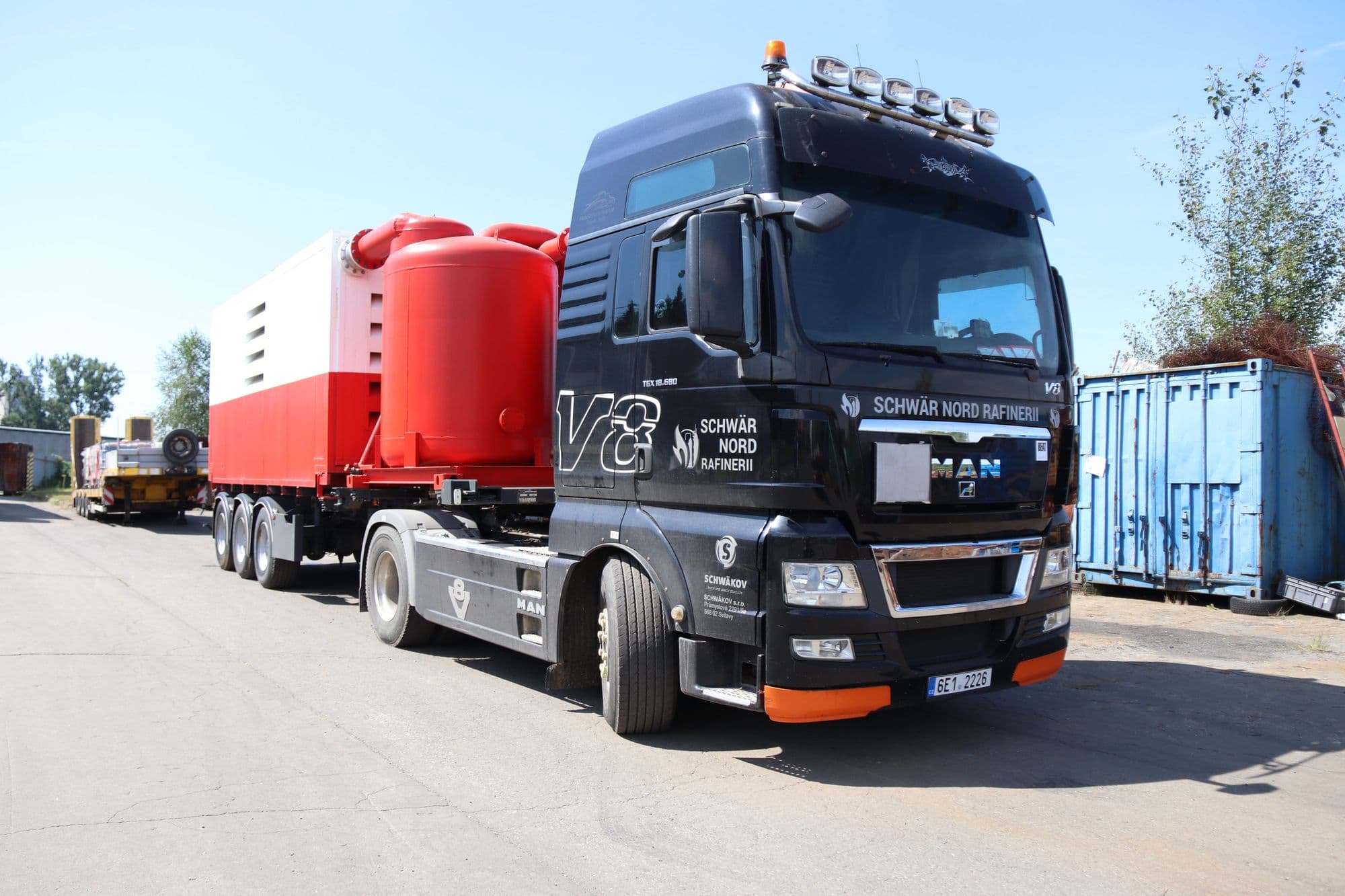 Nákladní vůz MAN TGX 680 s černou kabinou a nástavbou sacího bagru Cummins Uraga