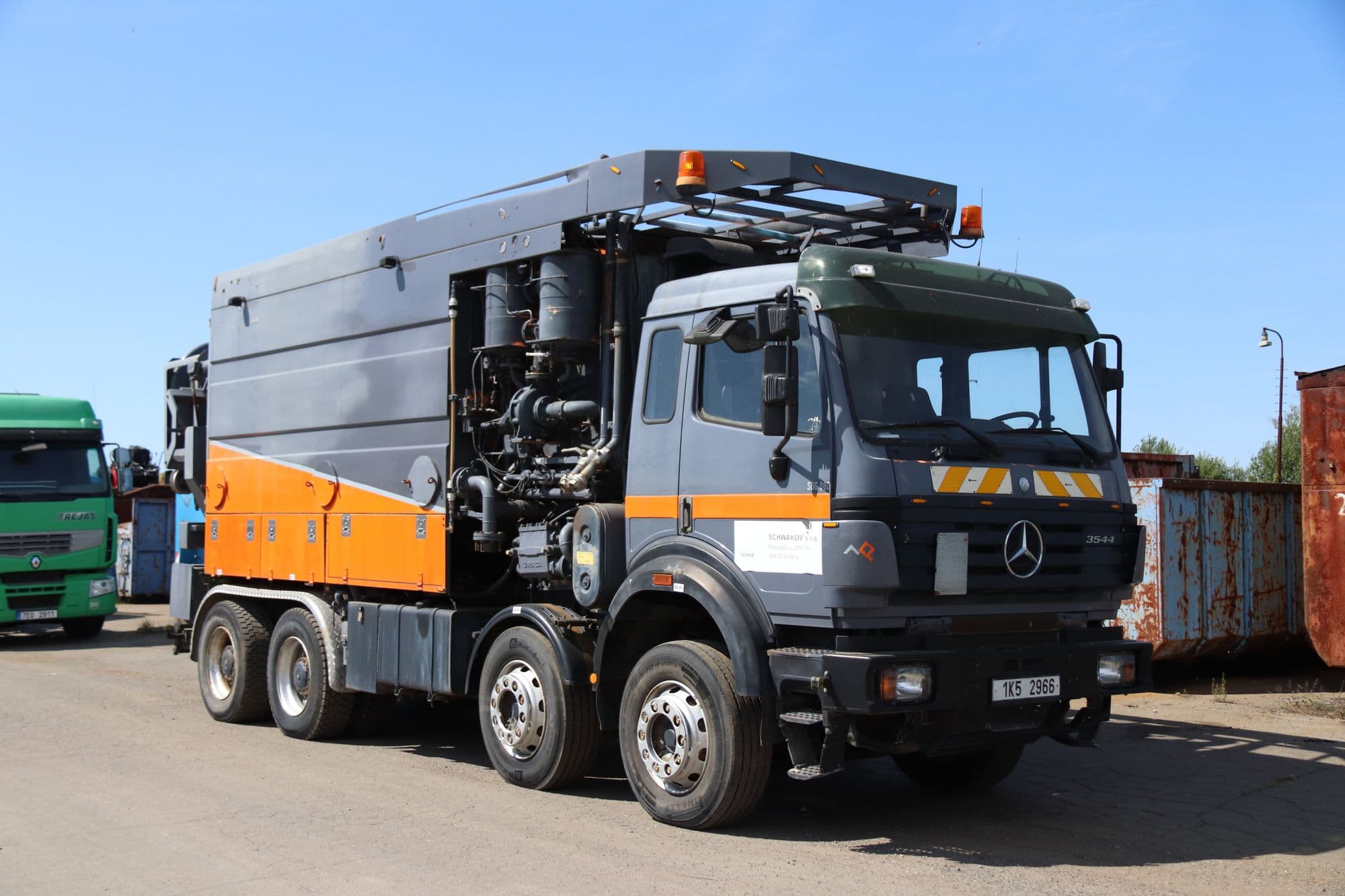 Červený sací bagr určený pro úpravu a přečerpávání odpadních vod