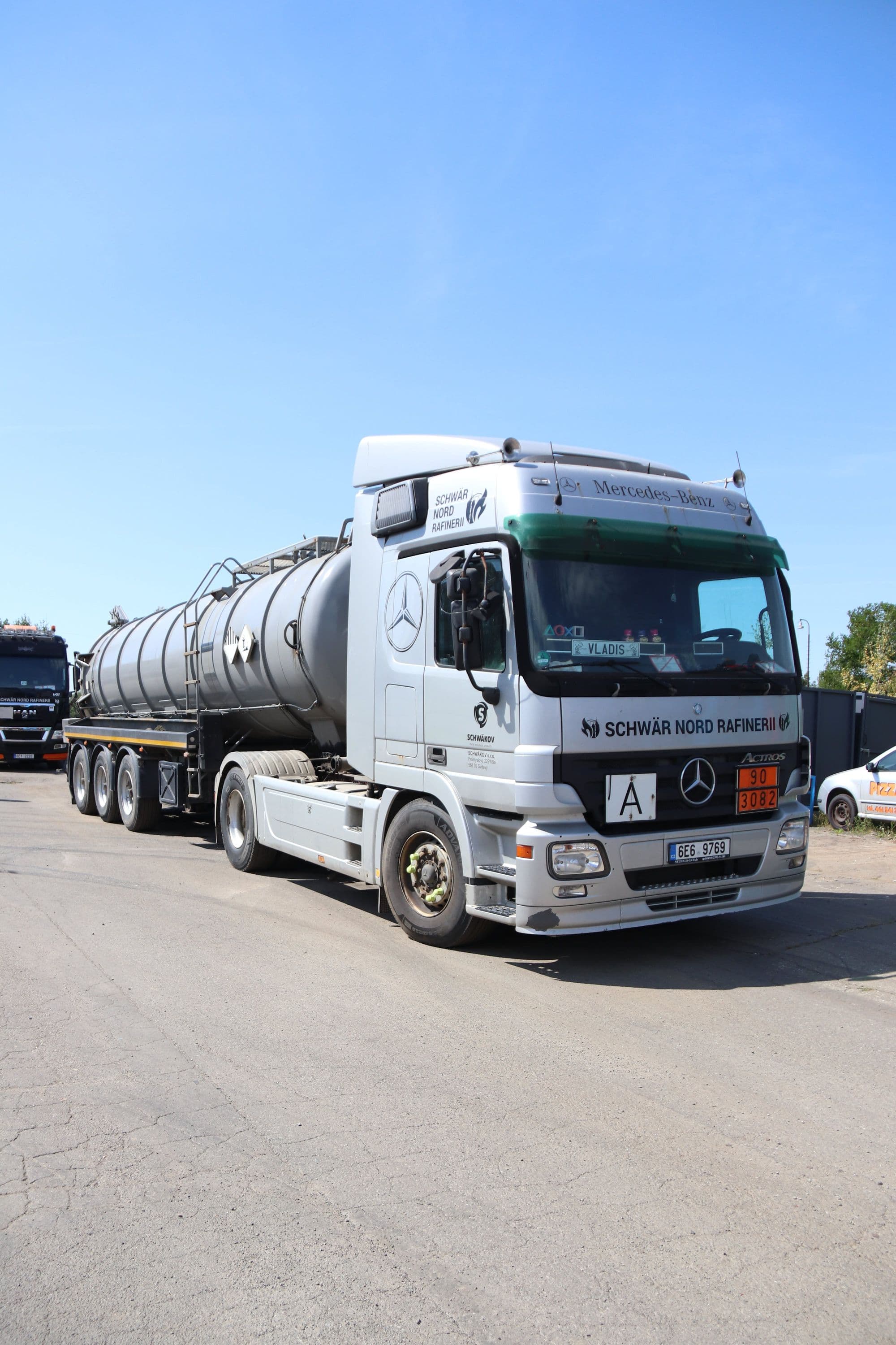 Stříbrná cisternová souprava určená pro přepravu nebezpečných kapalných odpadů